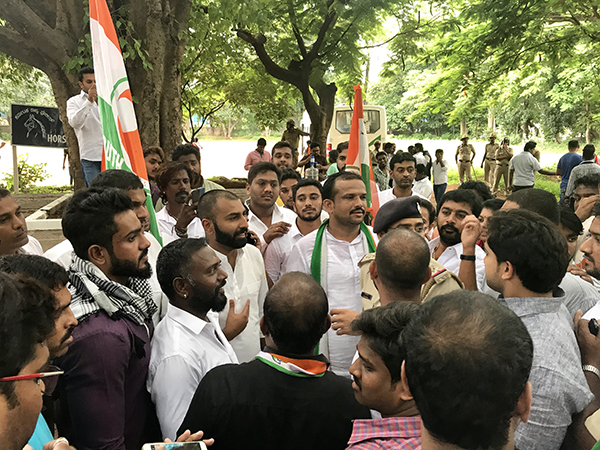 ರೈತರ ಮೇಲಿನ ಗೋಲಿಬಾರ್ ಖಂಡಿಸಿ ಯುವ ಕಾಂಗ್ರೆಸ್ ಕಾರ್ಯಕರ್ತರಿಂದ ರೈಲು ರೋಕೋ